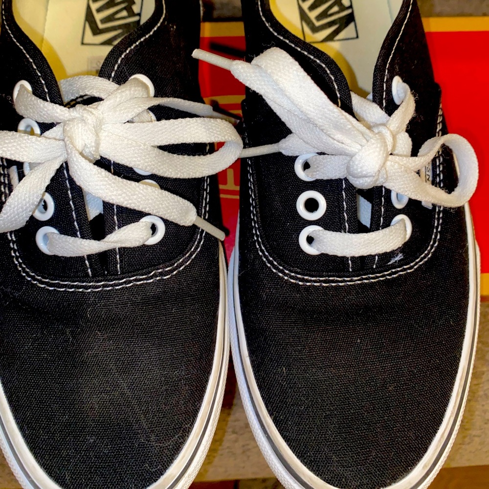 ~Pre Owned~ Unisex Black Vans (Sz 7 Men or 8.5 Women)